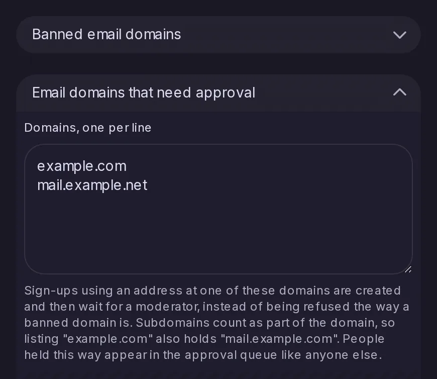 La lista Dominios de correo que necesitan aprobación en los ajustes de registro del Panel de control, justo debajo de los dominios de correo electrónico bloqueados.