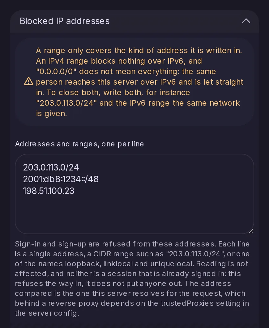 El ajuste Direcciones IP bloqueadas, con una advertencia de que un rango IPv4 no cubre IPv6 y una lista de direcciones y rangos CIDR.