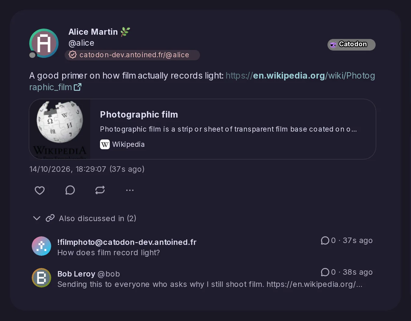La publicación de Alice que comparte una página de Wikipedia sobre la película fotográfica, con También comentado en abierto debajo: primero el tema del foro How does film record light? y después la publicación de Bob que comparte la misma página.