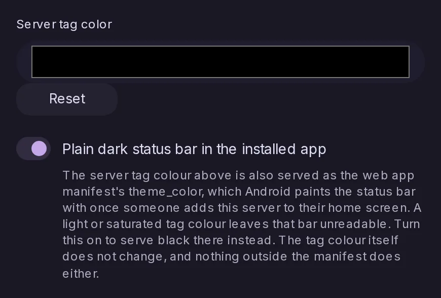El color de la etiqueta del servidor en la Marca del Panel de control, con un interruptor Barra de estado oscura y sencilla en la aplicación instalada activado debajo.